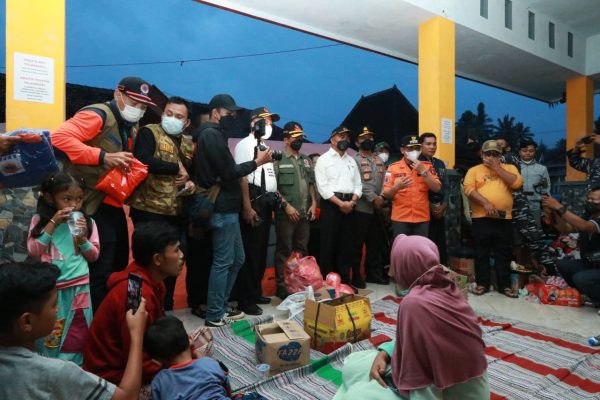 polri kerahkan segala unsur kekuatan terbaik dari berbagai unsur bantu korban erupsi semeru 25283