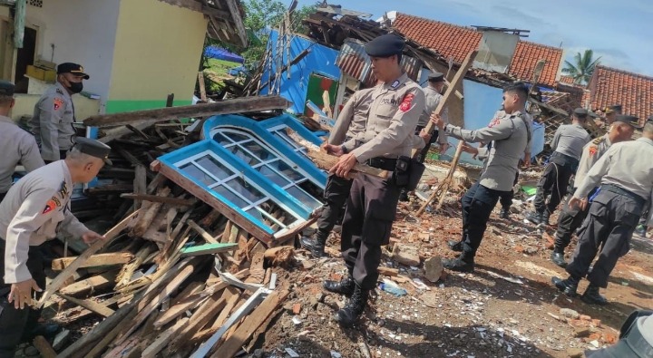 polri lakukan pembersihan puing puing pasca gempa cianjur 52266