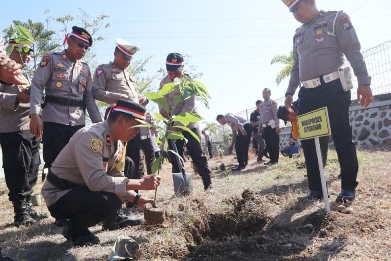 polri melaksanakan program penghijauan lingkungan sebagai wujud melestarian negeri 63830