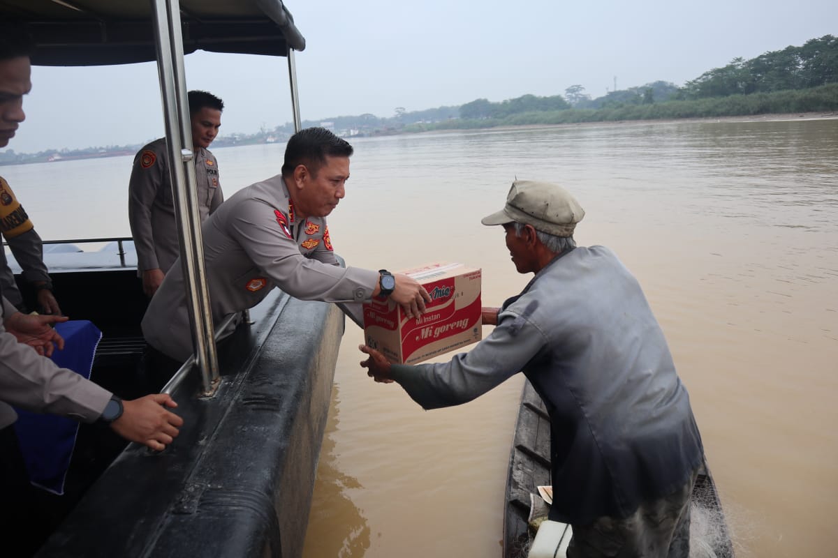 polri peduli kapolda jambi sisir sungai batanghari serahkan bantuan ke nelayan 52987
