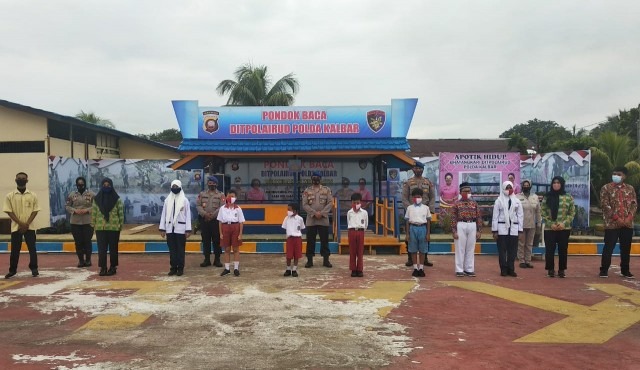polri peduli pendidikan dirpolairud polda kalbar siapkan sarana belajar untuk anak anak pesisir 35194
