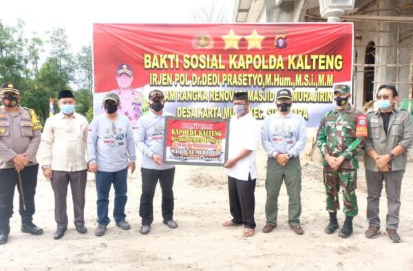 polri peduli polda kalteng berikan 100 sak semen untuk pembangunan masjid al mujahirin 36553