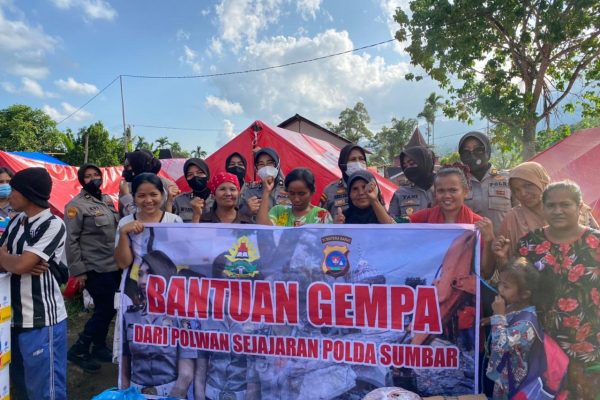 polri peduli polwan polda sumbar salurkan bantuan untuk korban gempa di malampah pasaman 45192