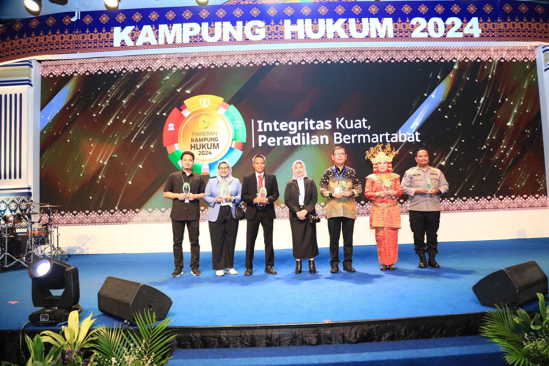 polri raih juara i booth terbaik di pameran kampung hukum 2024 70422