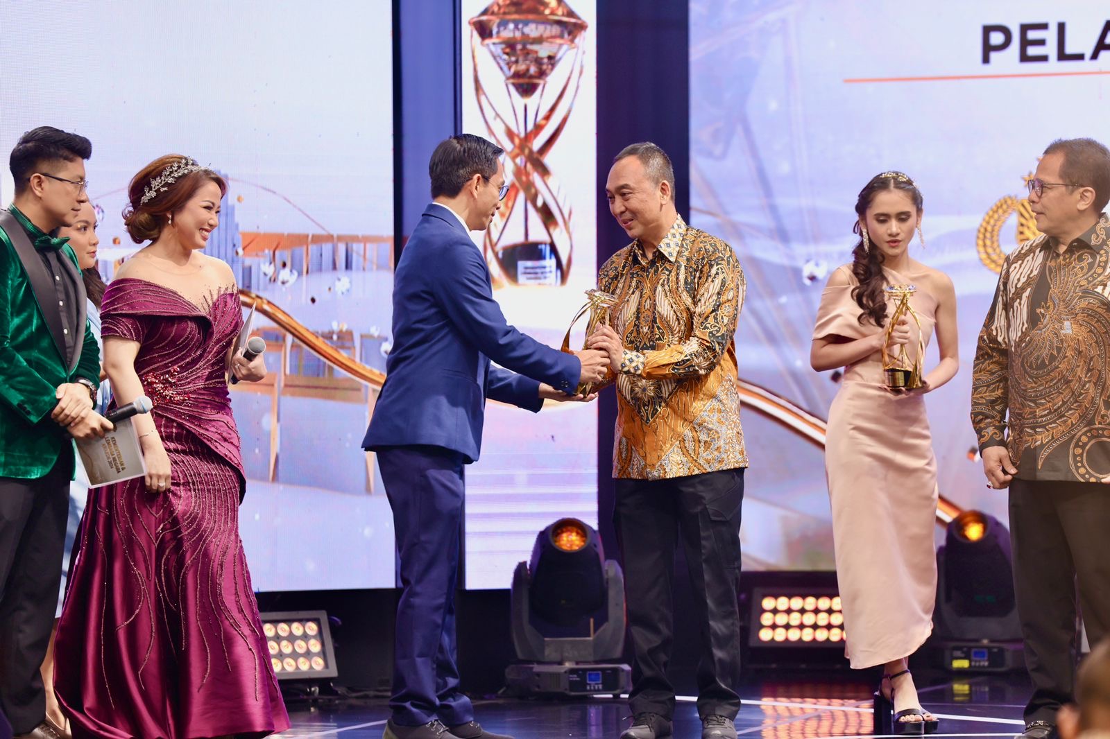 polri raih penghargaan lembaga dengan pelayanan dan komunikasi terbaik 79868