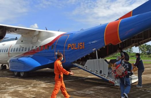 polri salurkan bantuan untuk korban banjir di adonara dan lembata ntt 9108