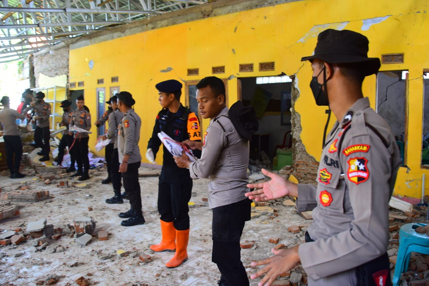 polri tak kenal lelah lakukan korve pembersihan puing puing pasca gempa cianjur 52066