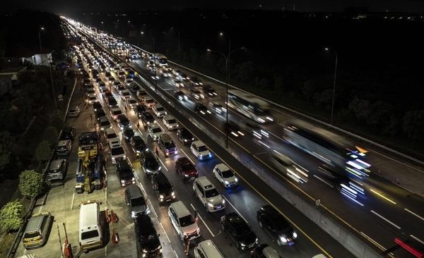 polri terapkan contraflow km 70 47 tol cikampek arah jakarta 72562