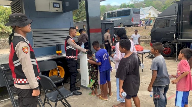 polri terus distribusikan air bersih untuk pengungsi erupsi gunung lewotobi di flores timur 81158