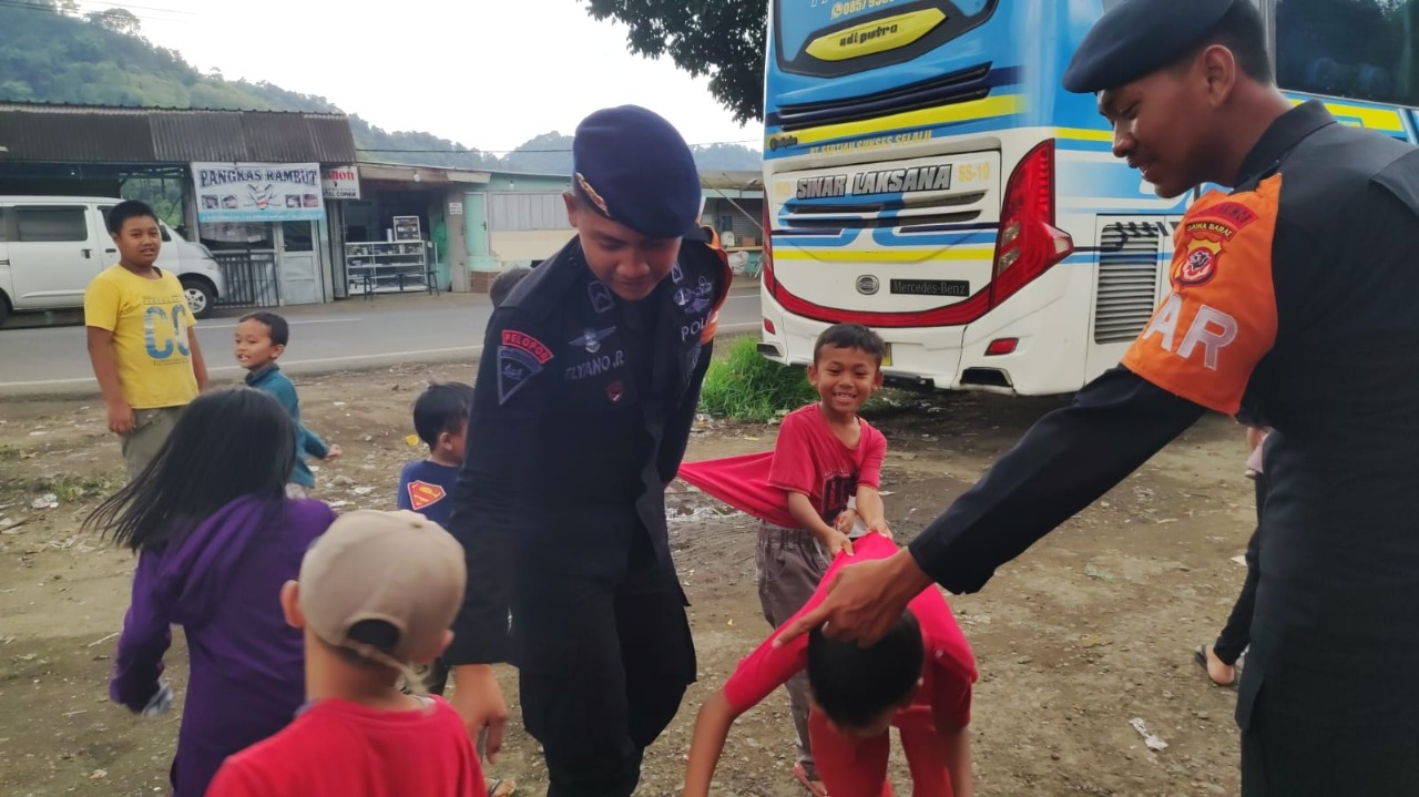 polri terus lakukan trauma healing kepada anak anak di pengungsian pasca gempa cianjur 52417