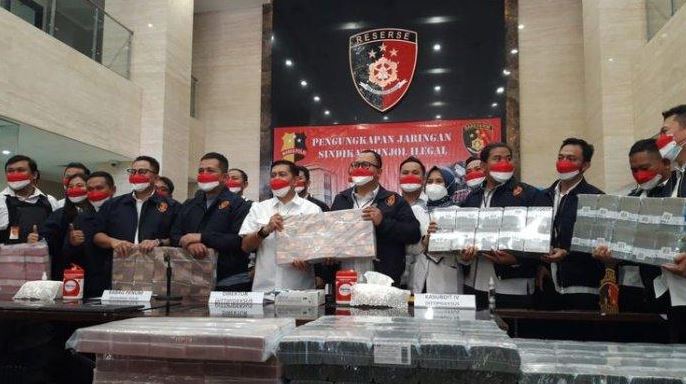 polri ungkap peran 13 tersangka jaringan pinjol ilegal hingga akibatkan ibu bunuh diri 25006