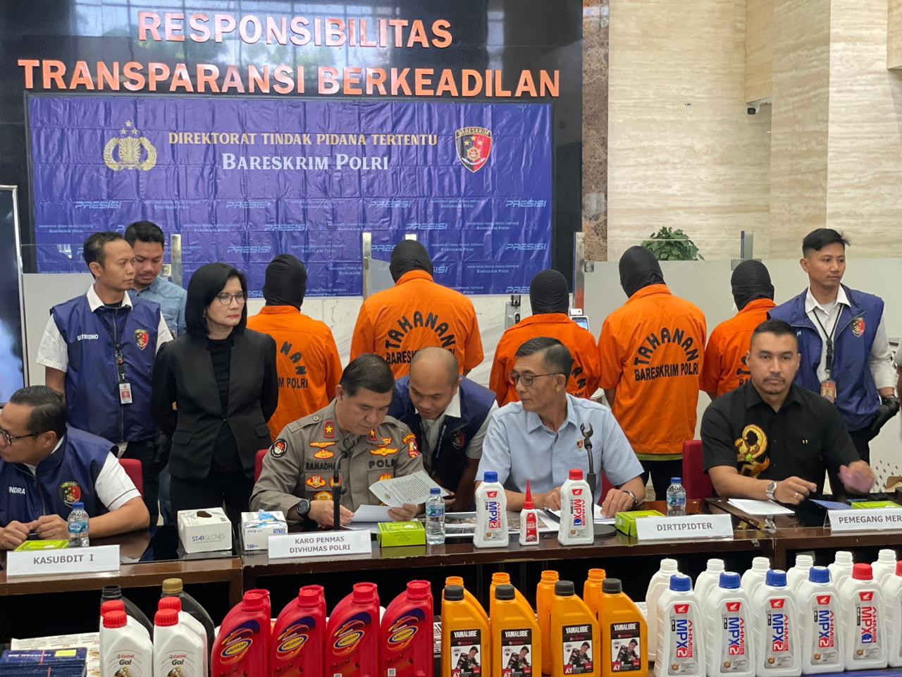 polri ungkap ribuan botol oli palsu omzet per bulan miliaran rupiah 59359