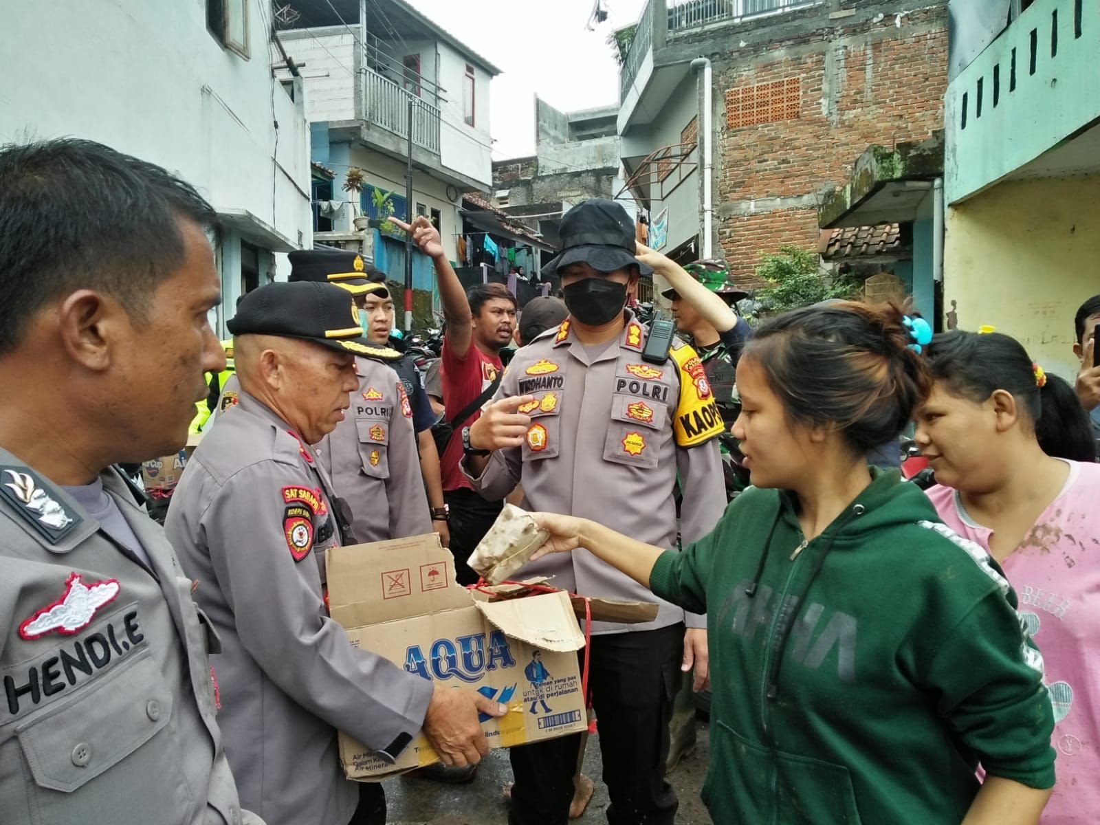 polsek garut kota bersihkan lumpur banjir 48337
