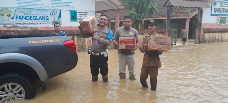 polsek picung salurkan bansos kepada warga terdampak banjir di pandeglang 53019