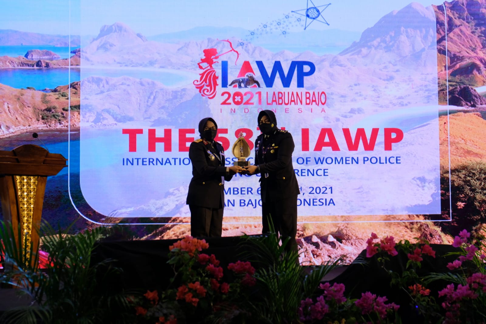 polwan bareskrim polri menerima penghargaan internasional dari iawp 17473