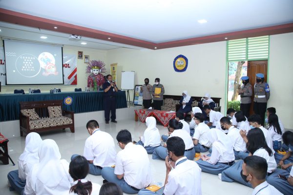 polwan goes to school edukasi cerdas bermedia sosial 48822