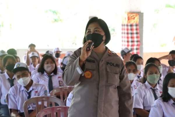 polwan goes to school wakapolres klungkung pimpin upacara bendera di sman 1 dawan 48808