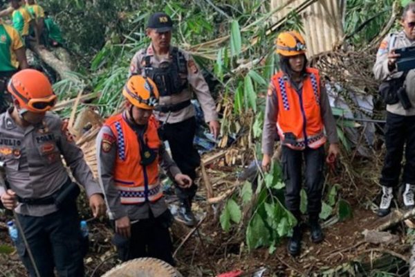 polwan k9 terjang gundukan longsor demi cari korban gempa cianjur 51855