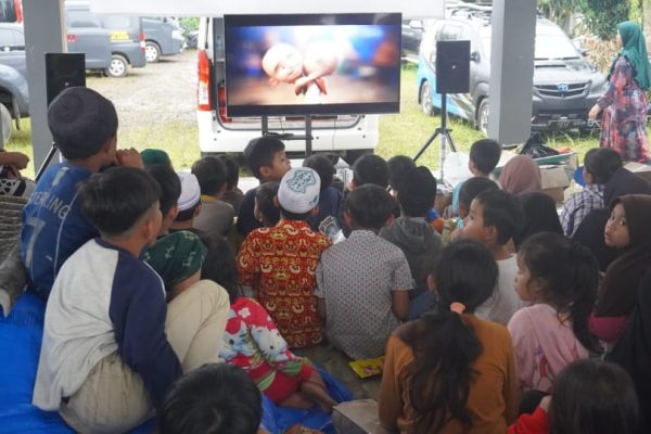 polwan mabes polri lakukan trauma healing dengan nonton film kartun 51974