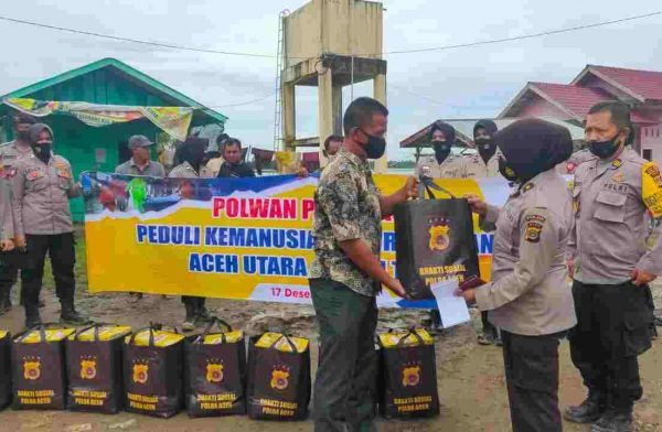 polwan polda aceh berikan bantuan untuk korban banjir di kabupaten aceh utara 37225