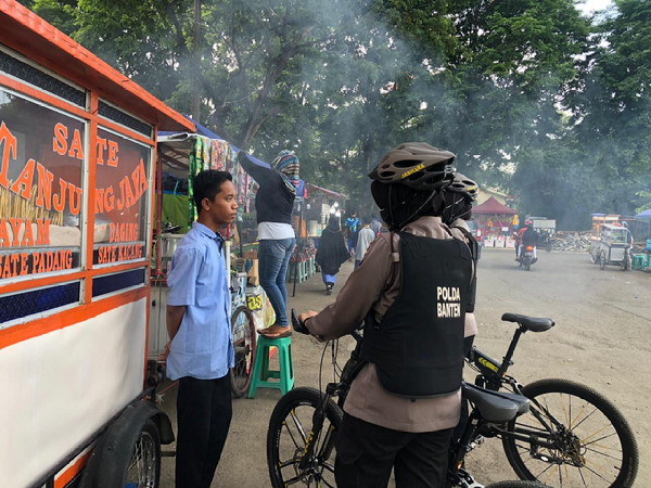 polwan polda banten ajak masyarakat disiplin terapkan prokes 17974