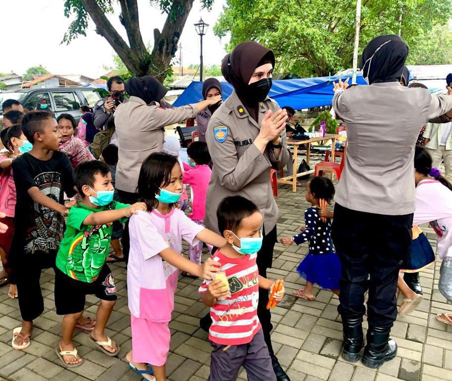 polwan polda banten berikan trauma healing kepada anak anak korban banjir di kota serang 21211