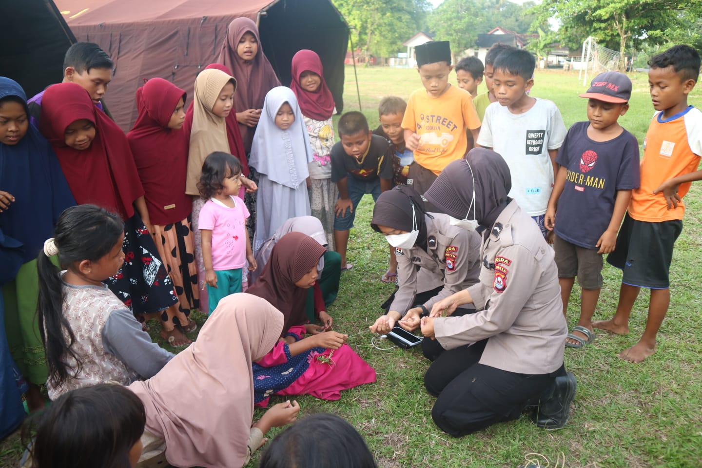 polwan polda banten berikan trauma healing kepada anak anak yang terdampak bencana gempa 9959