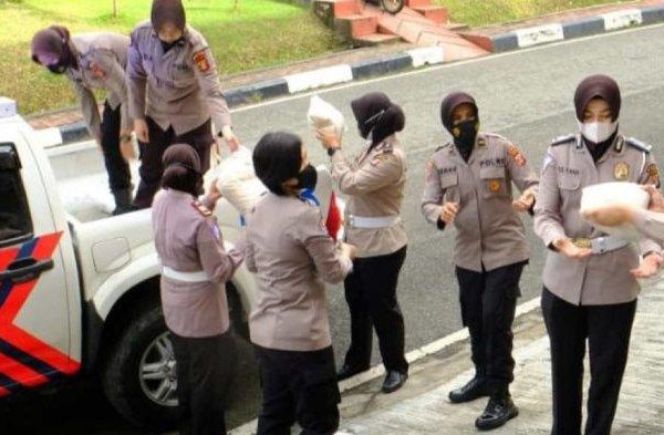 polwan polda kaltim salurkan 176 paket sembako di balikpapan 9683