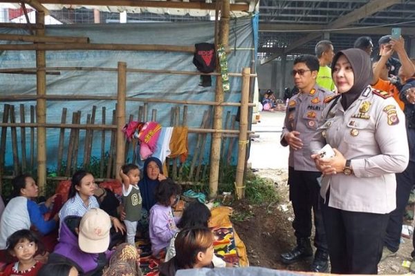 polwan polres bogor beri trauma healing anak anak korban gempa cianjur 51777