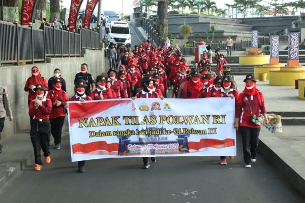 polwan ri napak tilas ke bukittinggi dalam rangka hari jadi ke 74 49084