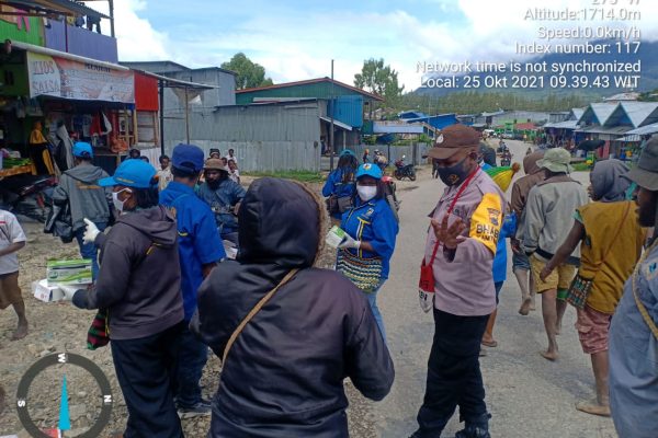 pon xx papua usai binmas noken dan pemuda knpi kabupaten deiyai tetap aktif mengingatkan protokol kesehatan pada masyarakat 13437