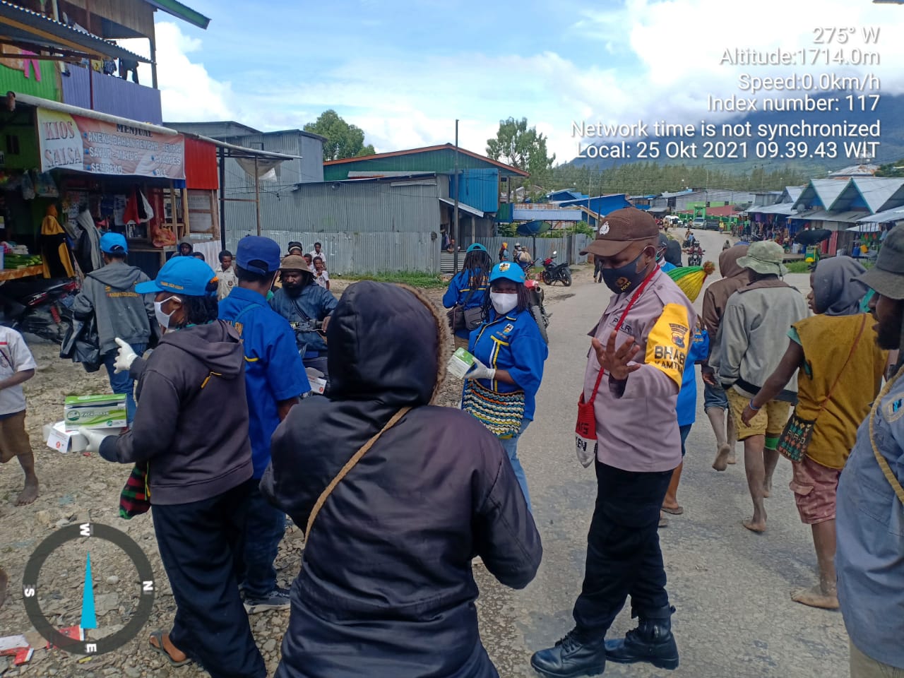 pon xx papua usai binmas noken dan pemuda knpi kabupaten deiyai tetap aktif mengingatkan protokol kesehatan pada masyarakat 13437
