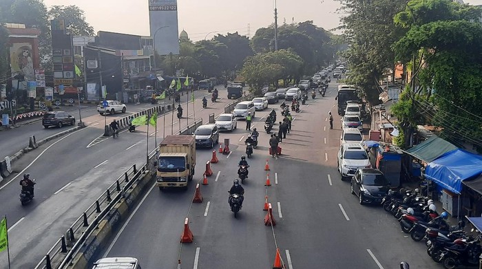 ppkm level 4 diperpanjang polda metro terus terapkan penyekatan di dki 20223