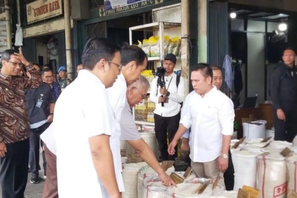 presiden jokowi sebut bansos bantu kendalikan harga beras di pasaran 70220