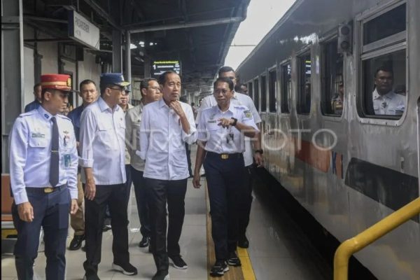 presiden jokowi tinjau arus mudik lebaran ke stasiun pasar senen 72356