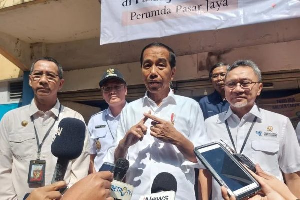 presiden jokowi tinjau stok dan harga komoditas pangan di dua pasar jakarta 56398