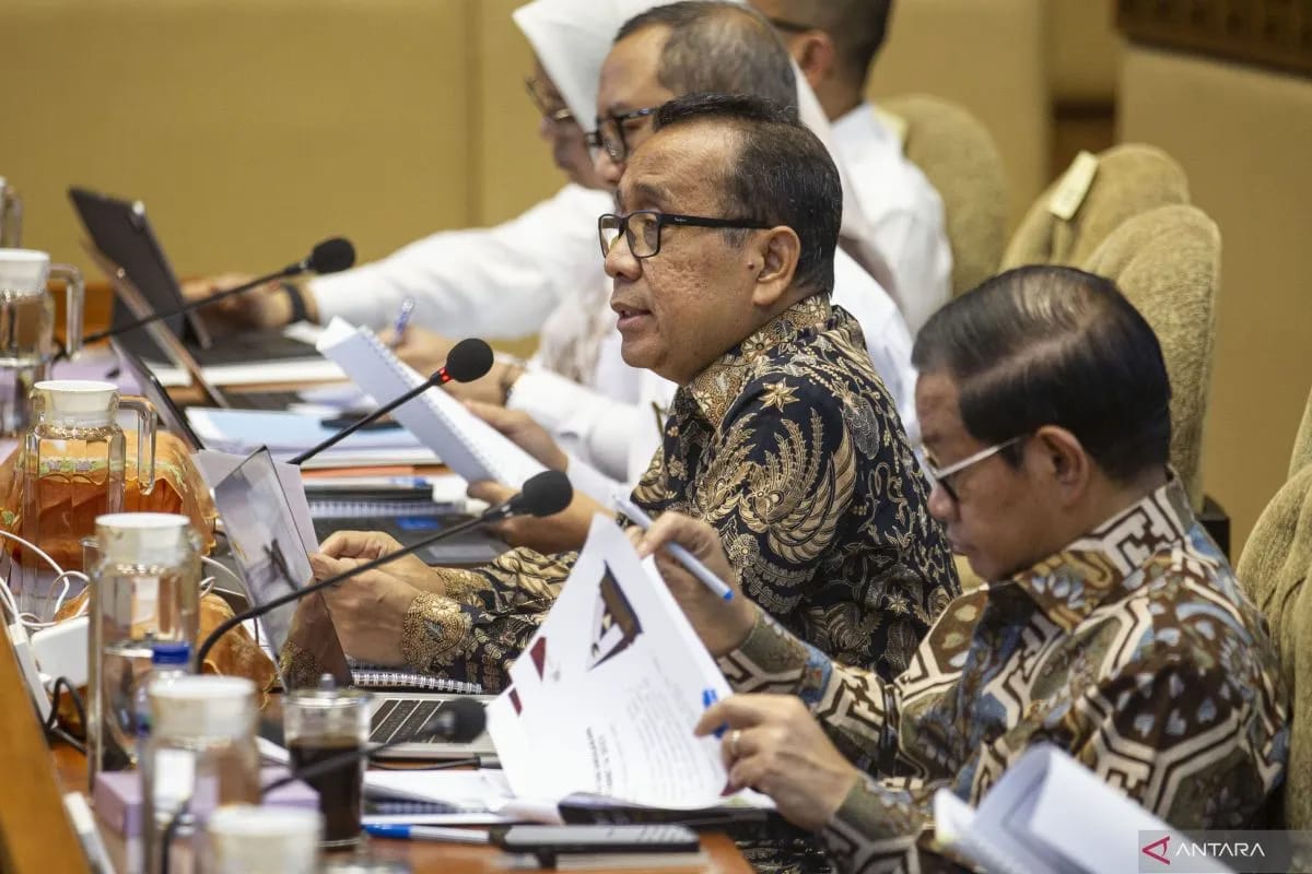 presiden jokowi tunjuk mensesneg praktino sebagai plt sekretaris kabinet 79028
