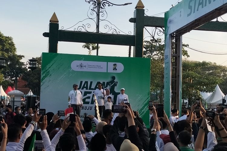 presiden ri bersama ibu negara laksanakan jalan sehat di kota solo 53594