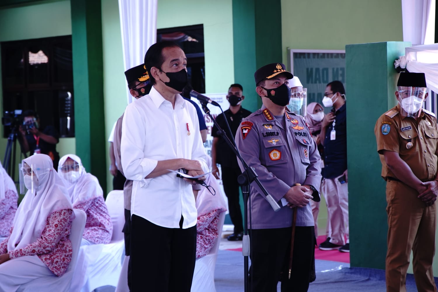 presiden ri dan kapolri tinjau vaksinasi merdeka di ponpes dan tempat ibadah se indonesia 27118