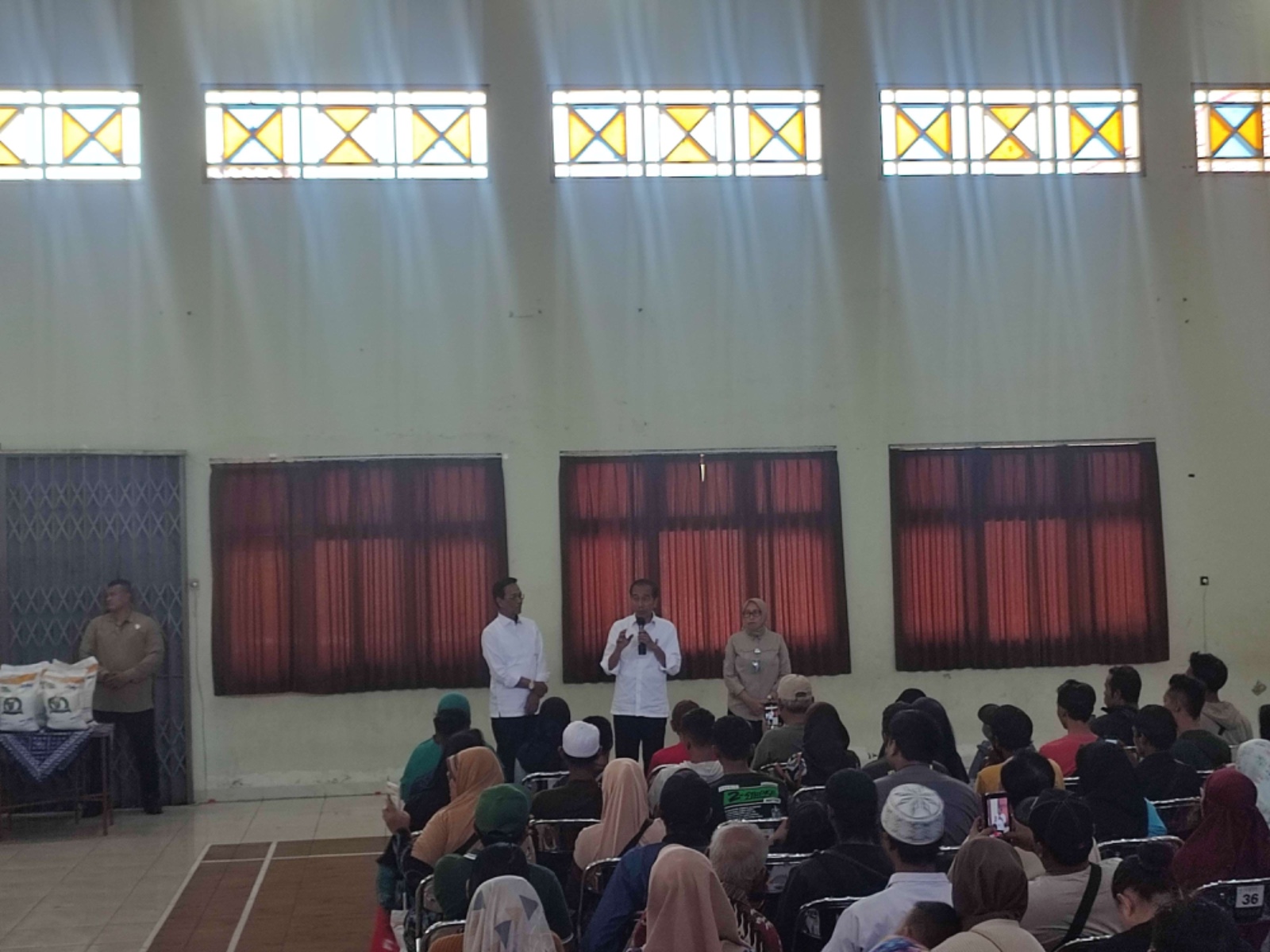 presiden ri serahkan bantuan cadangan pangan pemerintah di sleman 78149