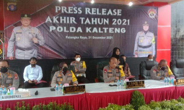 press release akhir tahun 2021 kapolda kalteng menyampaikan tindak pidana tahun 2021 menurun 22656