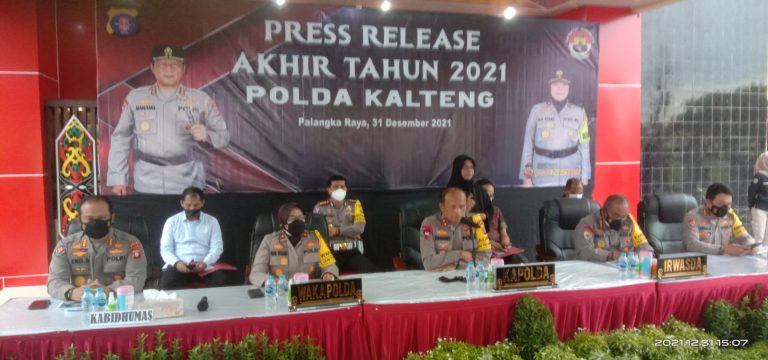 press release akhir tahun 2021 kapolda kalteng menyampaikan tindak pidana tahun 2021 menurun 22656