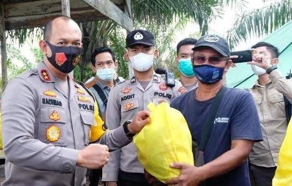 preventing the spread of covid 19 after eid celebrations jambi regional police distributed 100000 face masks and 4000 antigen swabs 38850