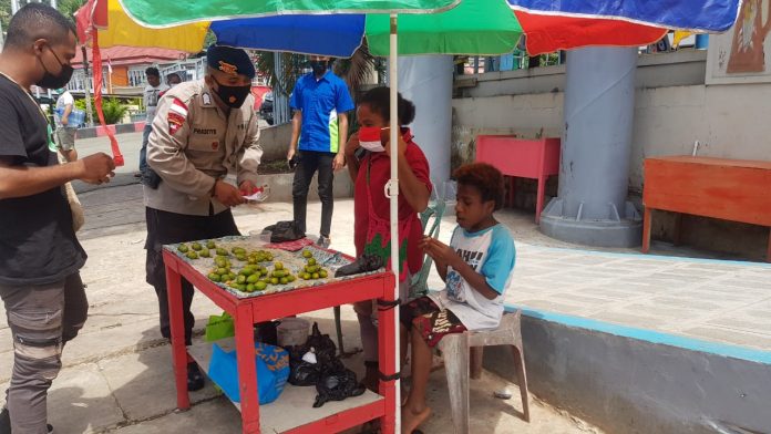 preventing the spread of covid 19 papua regional police appealed health protocols and distributed masks 38760