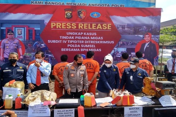 produsen bbm ilegal dan 108 ton solar oplosan diamankan polda sumsel bersama bph migas 45155