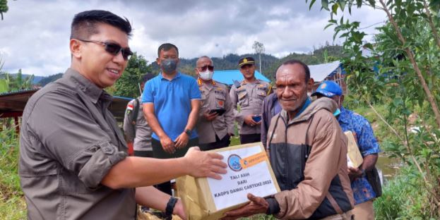 program kasuari serahkan bantuan kapolri kepada masyarakat pengunungan bintang 45742