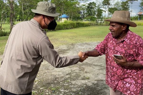 program kasuari wakasatgas binmas ops damai cartenz berikan edukasi dan pelatihan bagi warga di yahukimo 46416