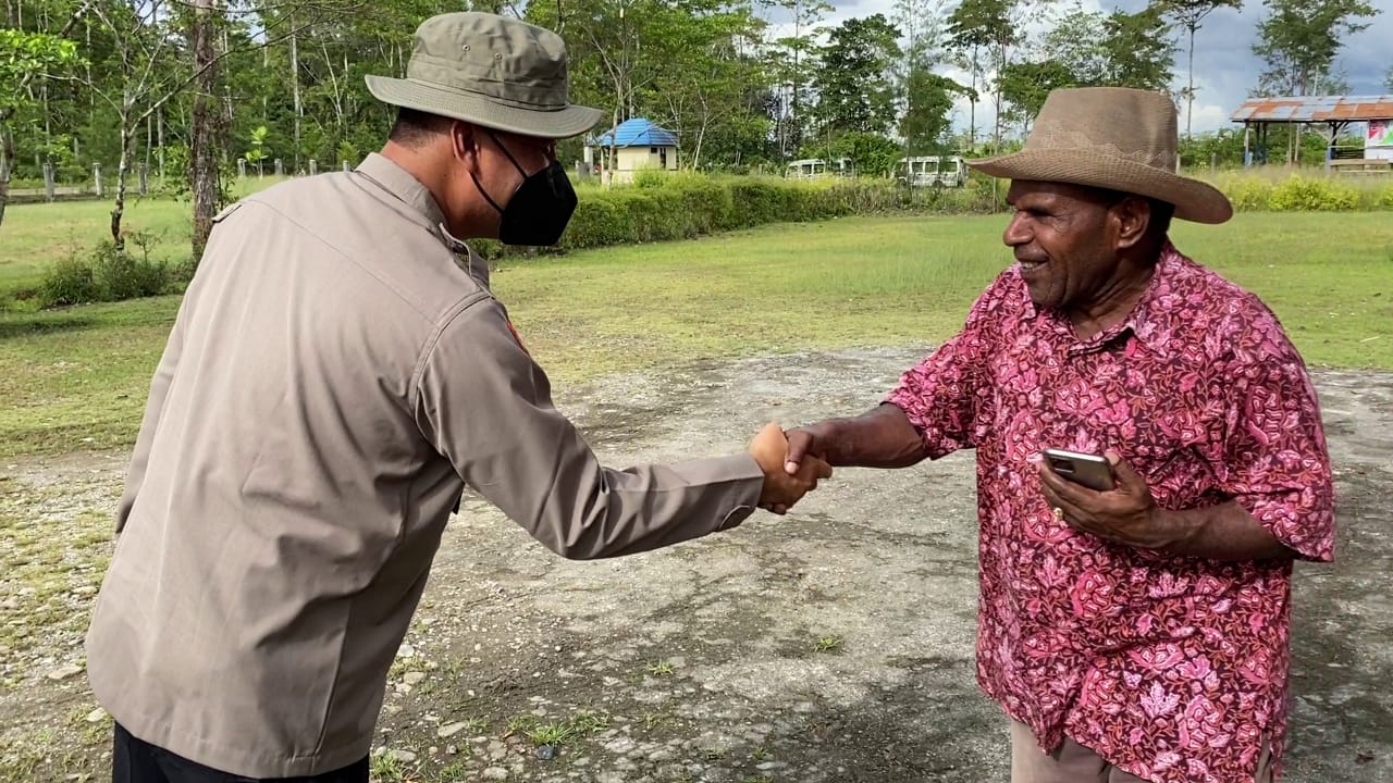 program kasuari wakasatgas binmas ops damai cartenz berikan edukasi dan pelatihan bagi warga di yahukimo 46416