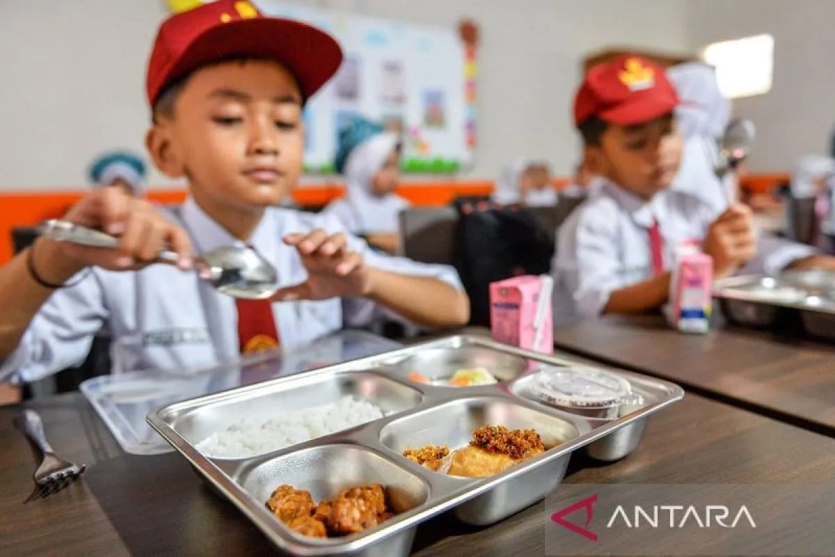 program makan bergizi gratis resmi dimulai hari ini serentak di 190 titik 82700