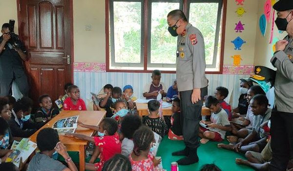 puluhan anak didik taman baca kwamki narama terima buku dari wakapolda papua 9284